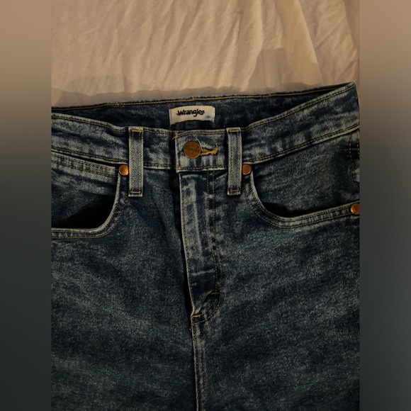 Slight acid wash wrangler jeans - Picture 2 of 4